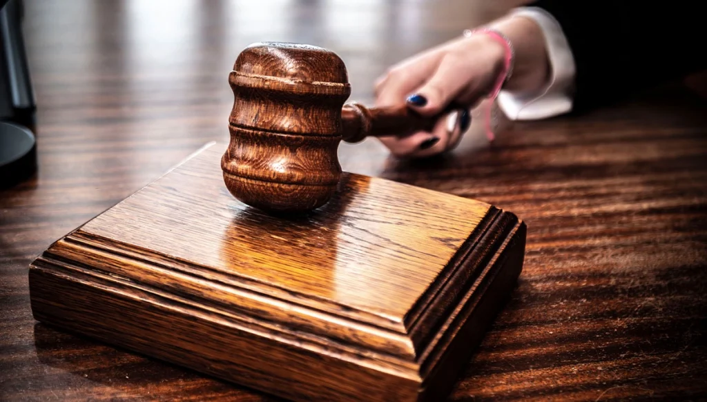 female judge banging the gavel